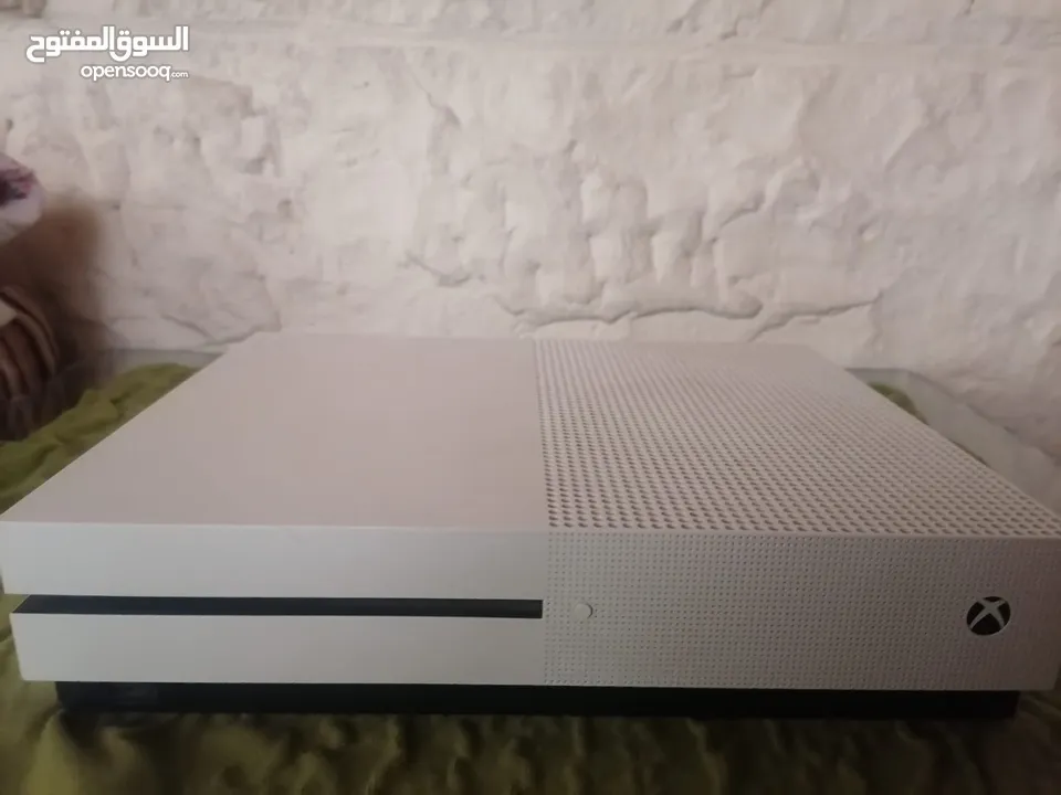 Xbox one s 1t للبيع مع بد اصلية و جميع اسلاكها ب 120دينار