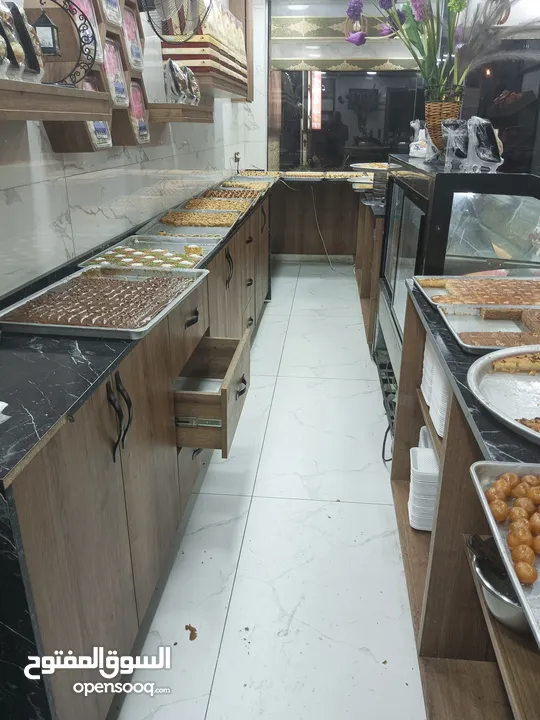 عدة محل حلويات كاملة للبيع بسعر مغري