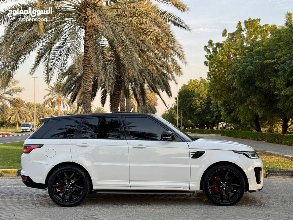 RANGE ROVER - SPORT SUPERCHARGER - 2015 - VERY GOOD CONDITION BODY KIT (SVR) 2020 GCC