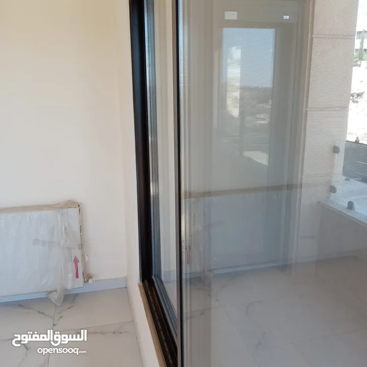طريق المطار لم تسكن سوبر ديلوكس شقه فارغه للايجار + 240 متر 5 غرف نوم ـ 2 ماستر