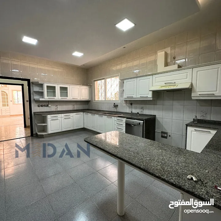 Beautiful Sea-View 5 BR Villa in Shatti Al Qurm