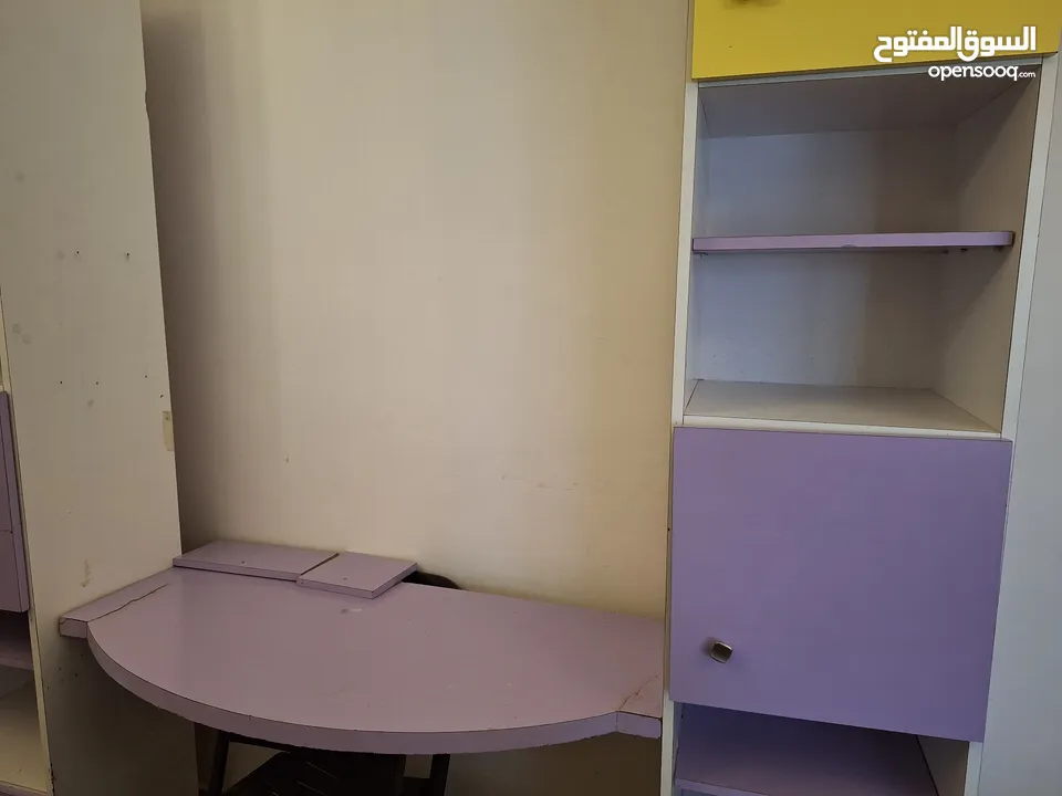 خزانة مع مكتب دراسي