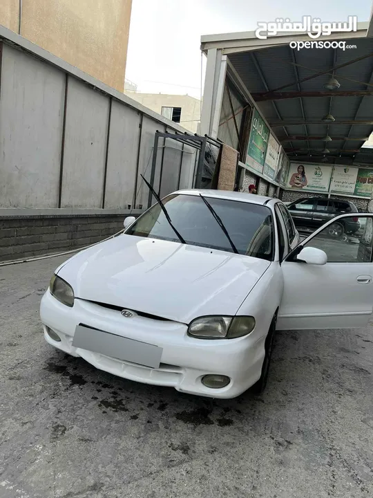 اكسنت 97 لون ابيض فيها ضربه بالجناح