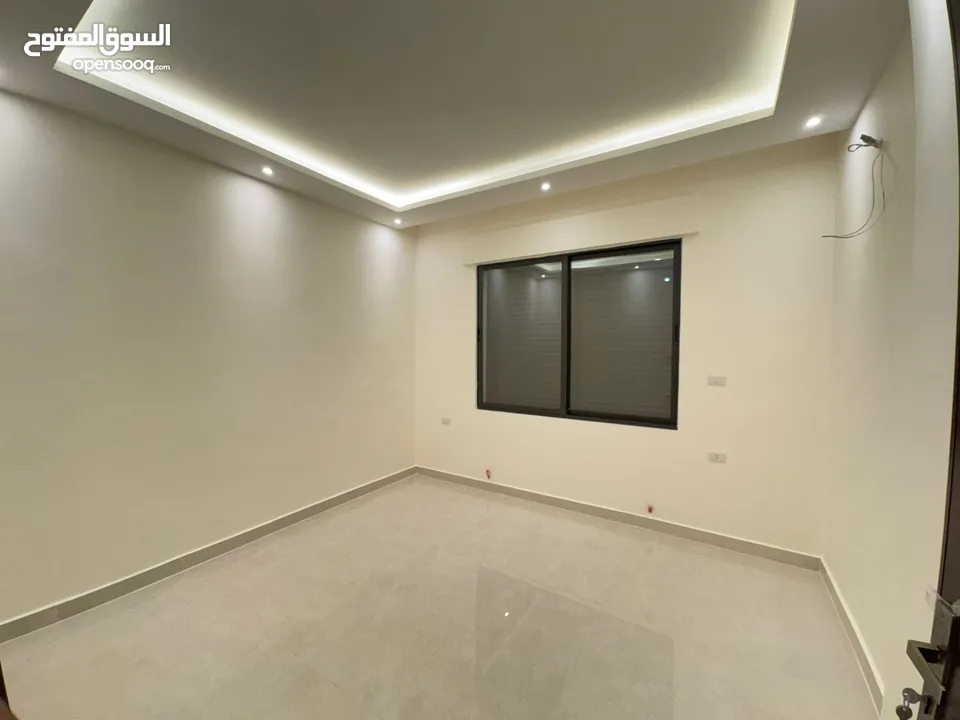 شقة طابق ثاني 150م من المالك تبعد 1كم عن طريق المطار