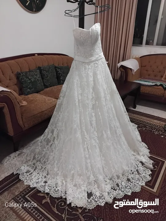 فستان زفاف للبيع بسعر مغري