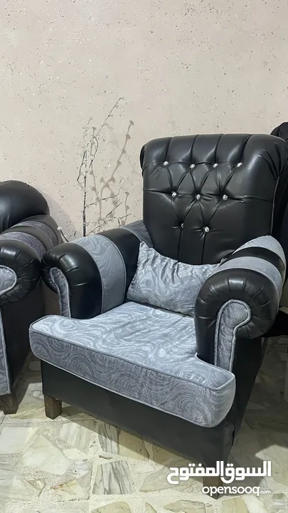 طقم كنب 10 مقاعد بحالة جيدة جداً للبيع بسعر مغري!