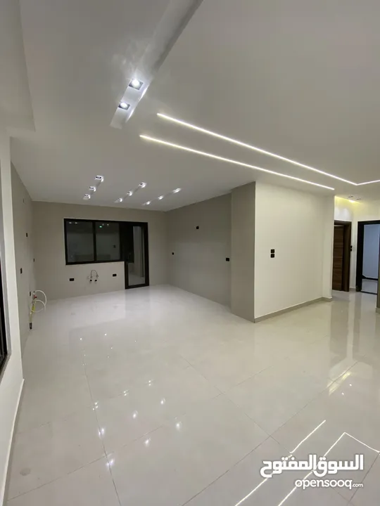 شقق فاخرة 240 متر و 200 متر 4 نوم و 3 نوم بتشطيب فاخر وبسعر مميز في أجمل مناطق طريق المطار البنيات