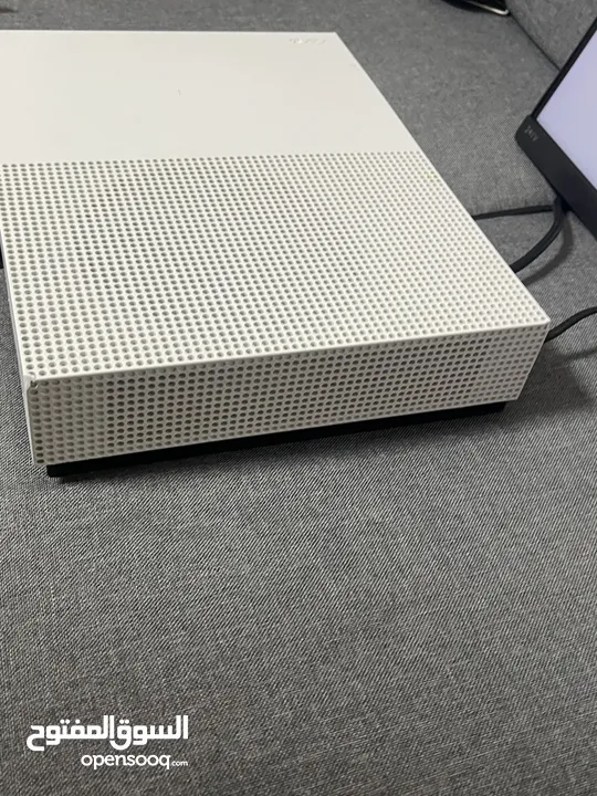 جهاز xbox one s مستعمل بحاله الجديد للبيع بسعر حرق فقط 750 للتواصل على الخاص