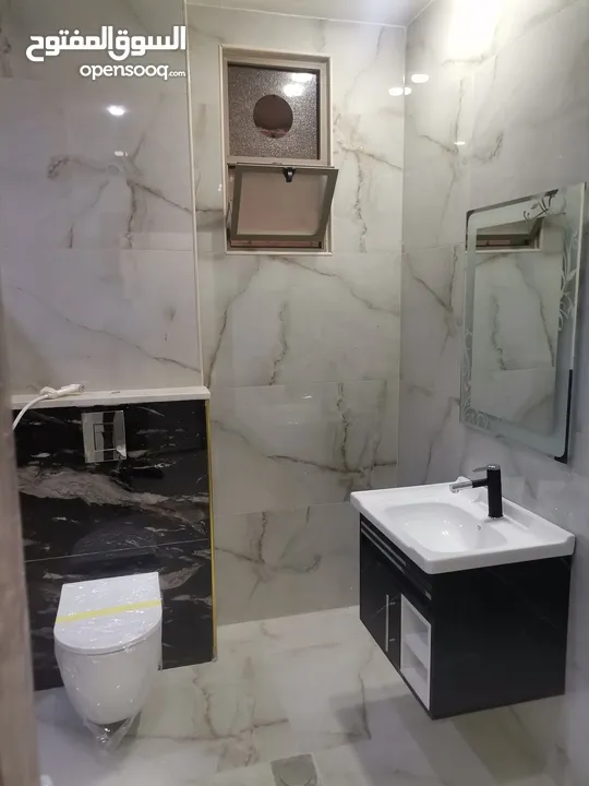 شقه 205م طابق ارضي مدخل خاص وكراج خاص وساحه للبيع على شارع البترا شرق اربد مول قراند وكازيه الرجوب
