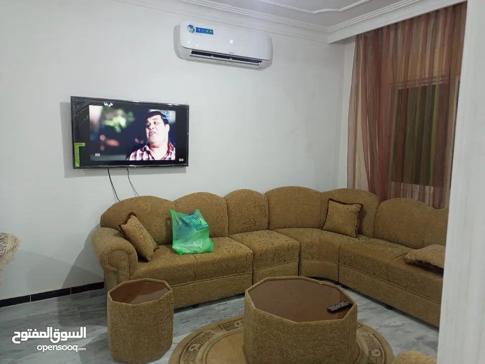 شقة مفروشة أرضية للايجار في ضاحية الرشيد 4 مكيفات بكل غرفة مكيف وبئر ماء خاص للشقة