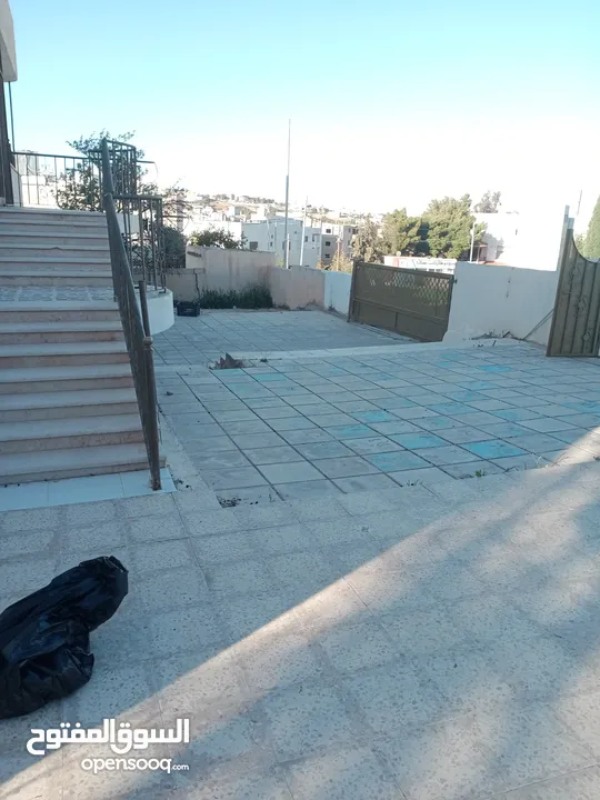 بيت مستقل طابقين للبيع على شارعين في الثنيه قرب جميع الخدمات  الكرك/الثنيه