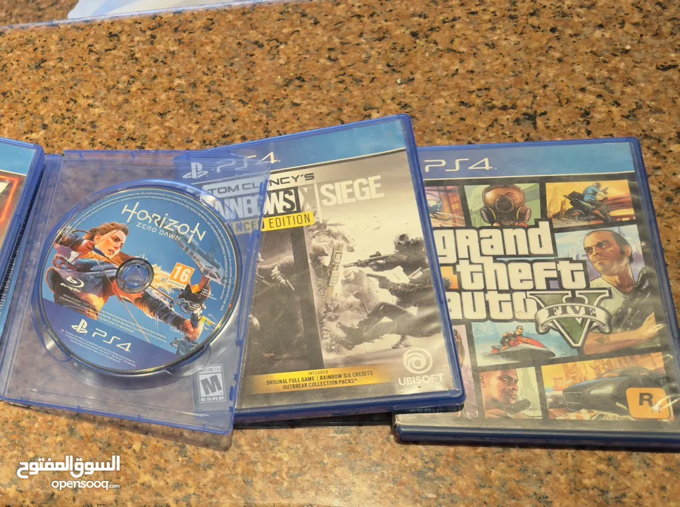 Ps4 500g بلايستيشن 4 و ثلاث ايدين اصليات شغالة 100٪؜ مع كامل اسلاكها