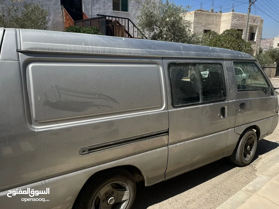 باص هونداي H100 2001 مع الرقم