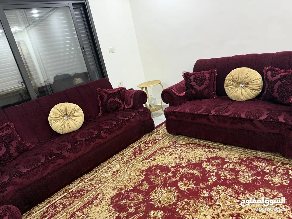 طقم كنب 9 مقاعد لون خمري مع سجادة بحالة ممتازة