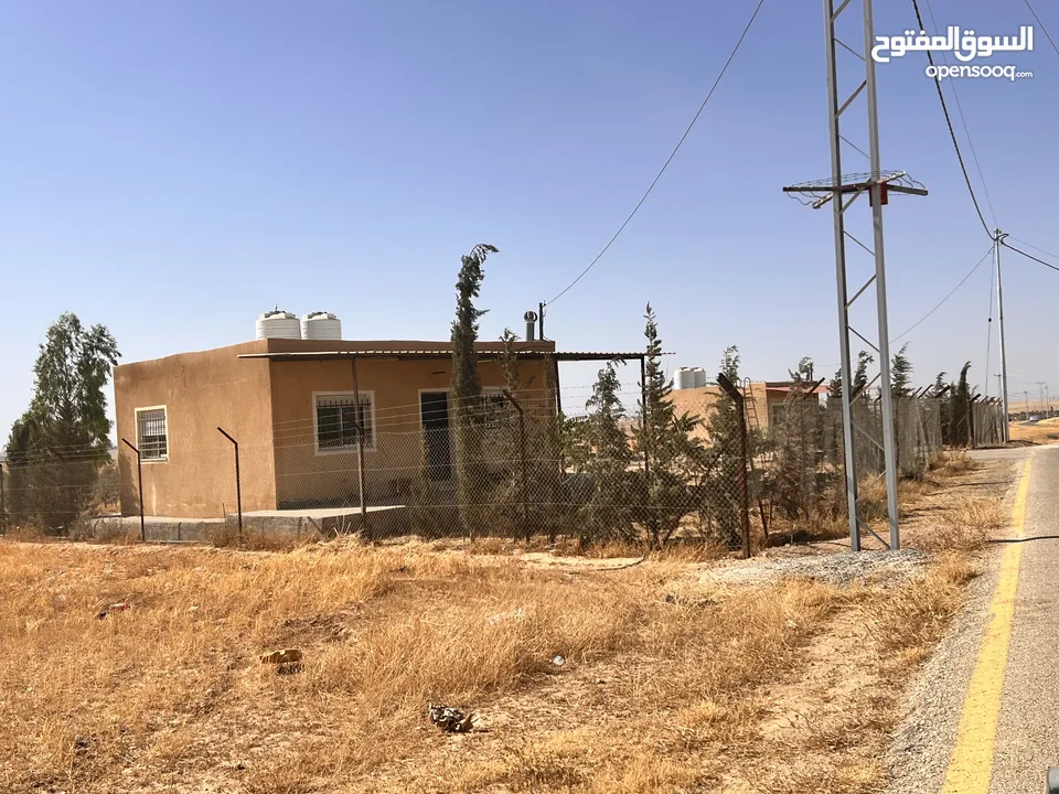 قطعة أرض وبيتين  ومزرعه جاهز للسكن