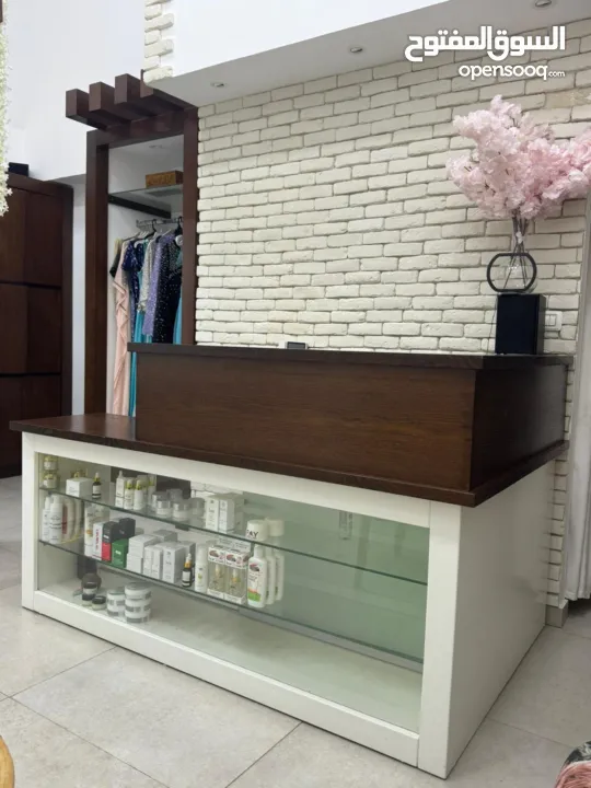 مكتب رسبشن مع خزانة دفات مرايا جانبية بحالة ممتازة