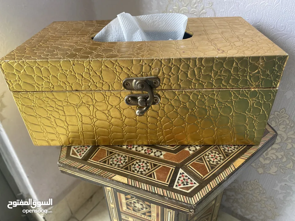 علبة محارم دهبية