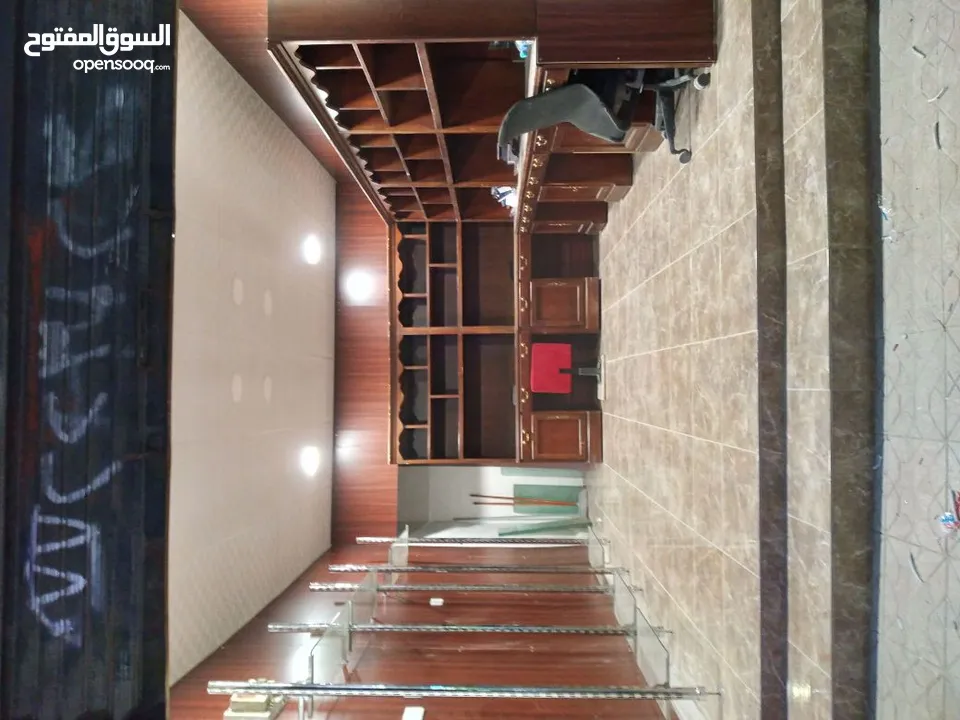 ديكور محل مستعمل عباره عن خزائن عدد5 . ورفوف زجاج وأعمدة تواجد عمان
