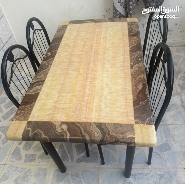 طاولة بسطح ستانليس ستيل مع 4 كراسي حديد – بحالة جيدة!
