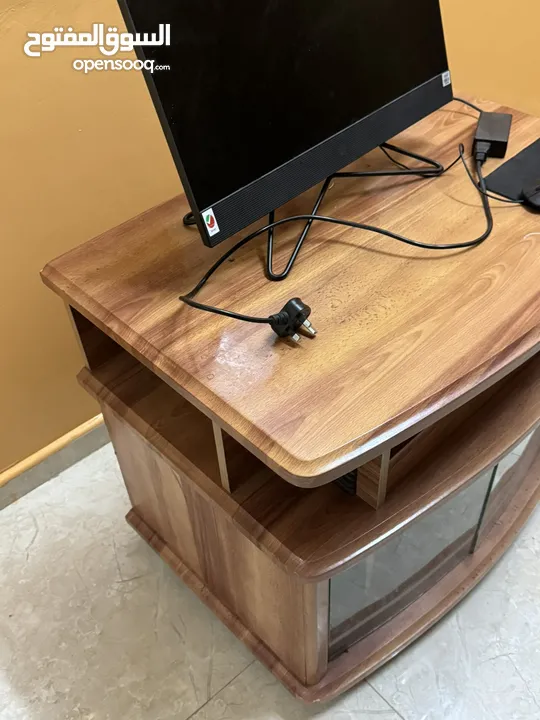 كمبيوتر منزلي مع طاوله