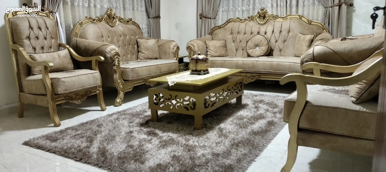 طقم كنب 9 مقاعد مع الطاولات بحالة الجديد غير مستخدم