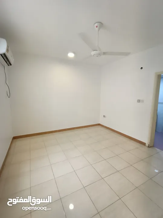 بالغبره الشماليه شارع 18 نوفمبر شقه 3 غرف ومجلس بدون فرش Ghubrah North 3bhk apartment