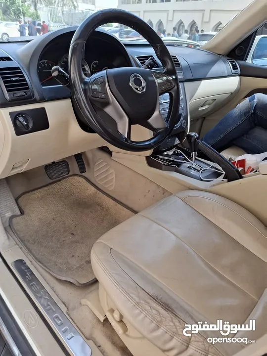 3.2 litre V6 4×4 7 seater SUV with beige interior