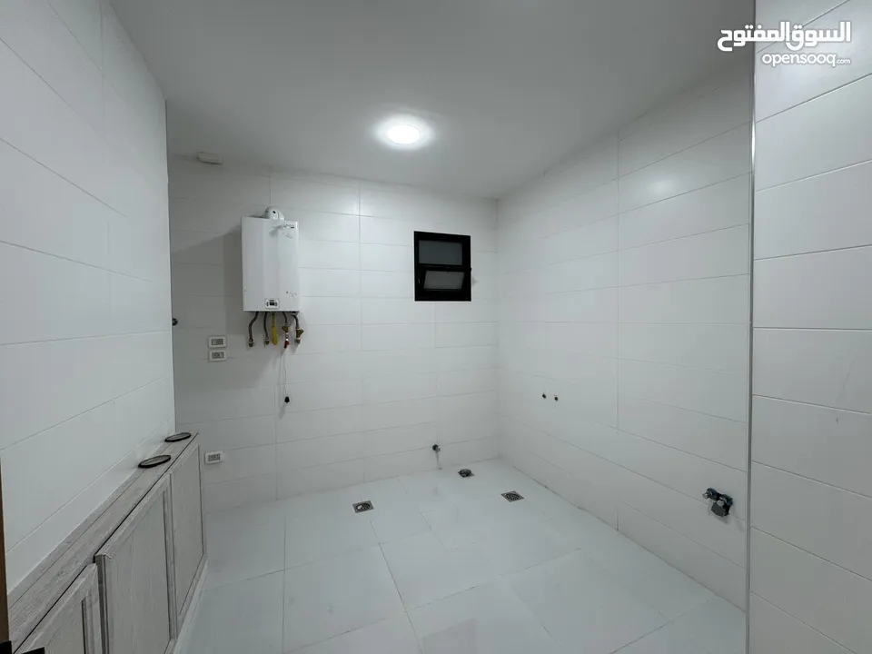 شقة مميزة طابق اول مساحة 214 م بتشطيبات مميزة باجمل مناطق رجم عميش مع بلكونات بنظام ترسات