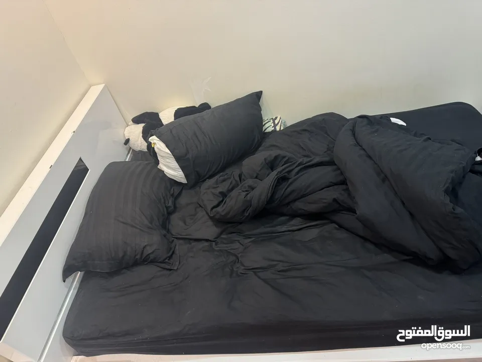 سرير مستخدم مقاس 200x120 +طاولة السرير