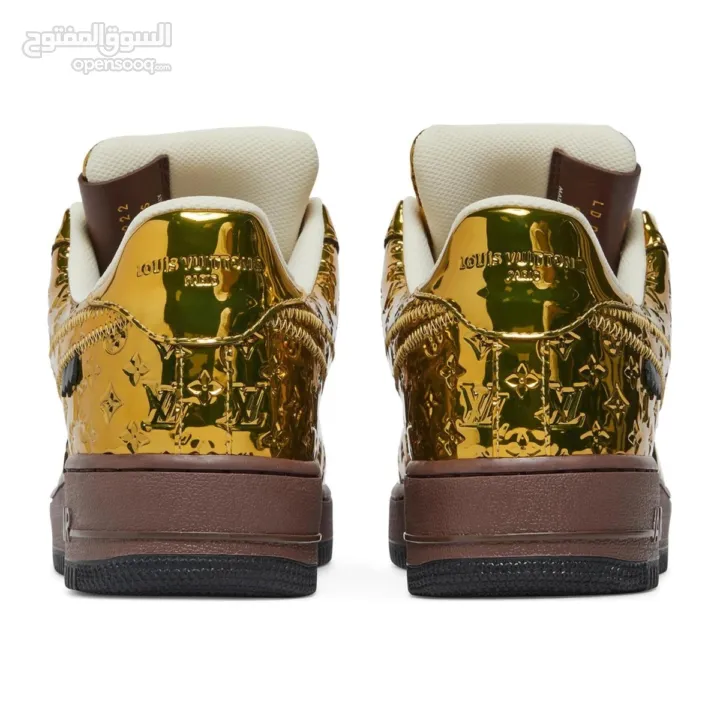 ￼  هذا حذاء رياضي من طراز Louis Vuitton x Nike Air Force 1 Low باللون الذهبي المعدني.   (حبة نادرة)