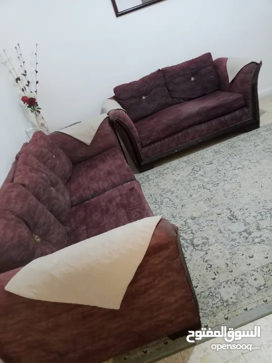 طقم كنب مستعمل سبع مقاعد مع طاولات