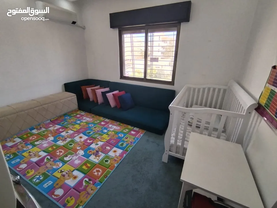 شقة واسعة للبيع – 131 متر مربع، 3 غرف نوم، بلكونة بإطلالة جميلة، موقف خاص، وموقع مميز