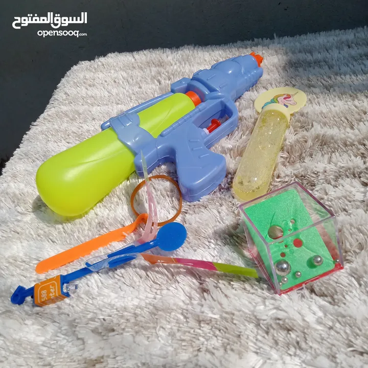 موزة ذهبية من القرية العالمية ومجموعة ألعاب - A golden banana from Global Village and a set of toys