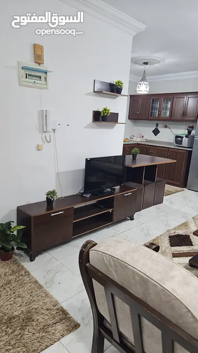 شقه مفروشه ديلوكس كاملة الخدمات للايجار الشهري او السنوي في عمارة سكنيه مخدومة يوجد حارس للعمارة