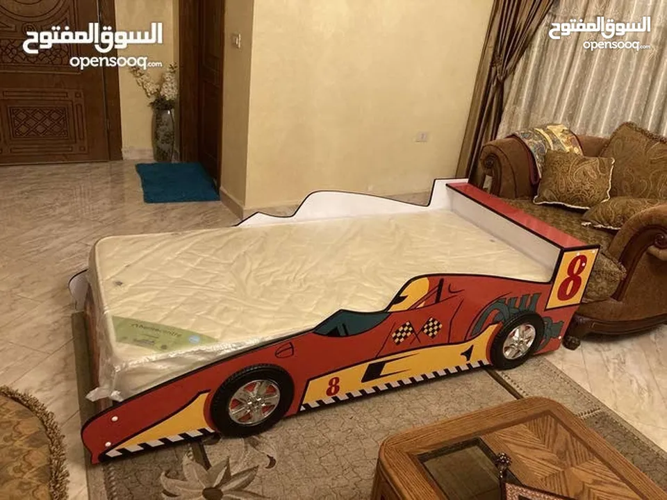 سرير على شكل سياره