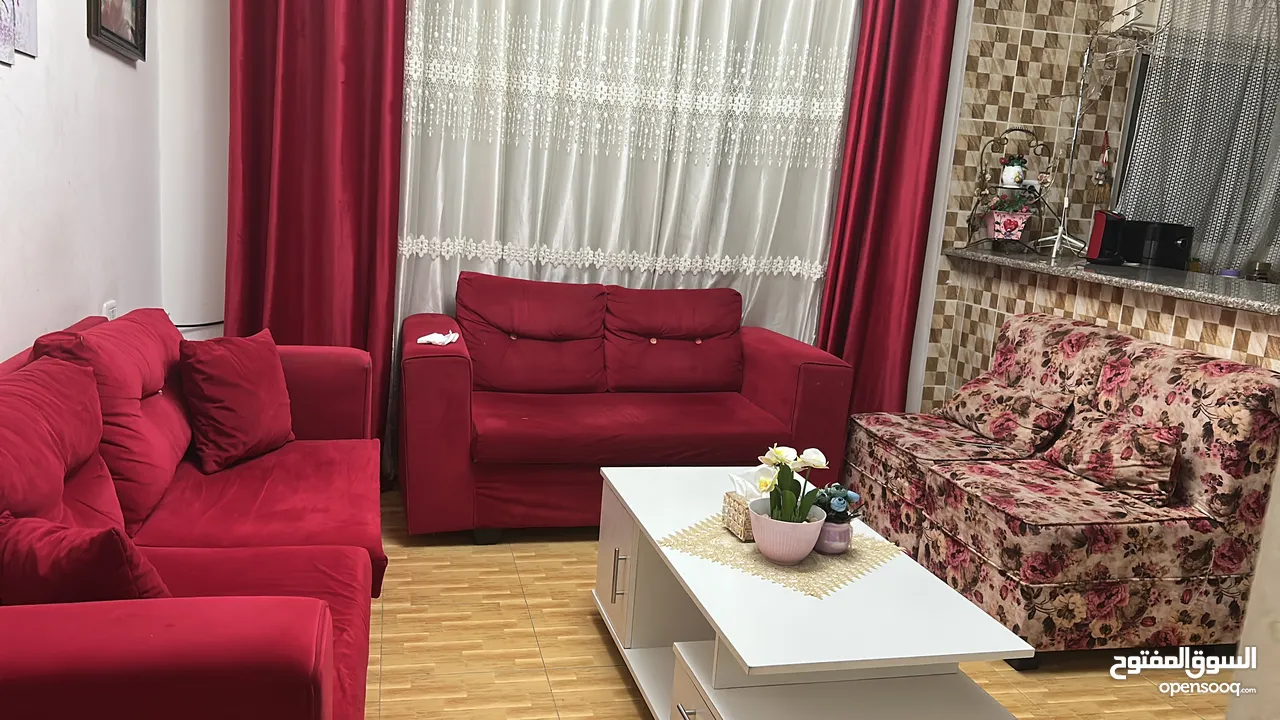 طاوله نص لون ابيض مع طقم مرافقات عدد 3
