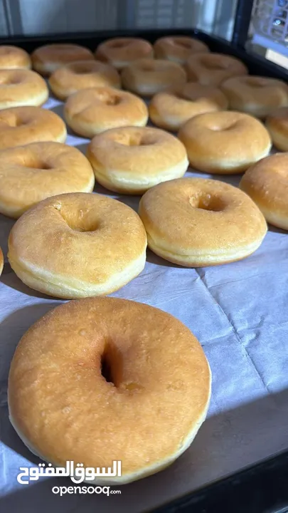 رشة سكر.. جاهز تعيش لحظات لذيذة؟ حضّرنا لك أحلى تشكيلة دونات طازجة وكريب طازج