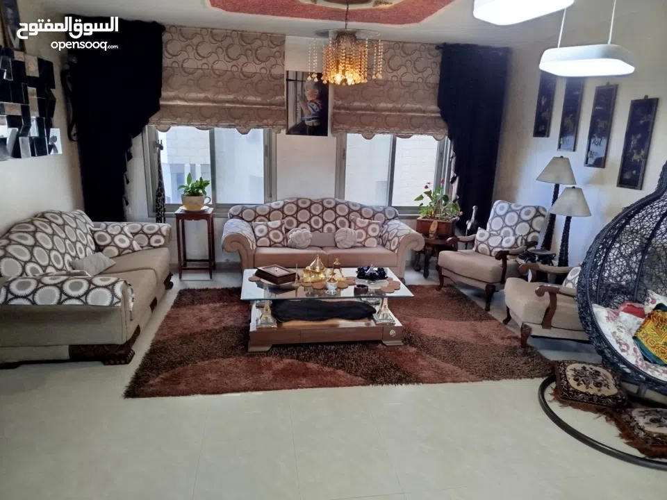 طقم صالون ضيوف معك طاوله وسط شبه جديد