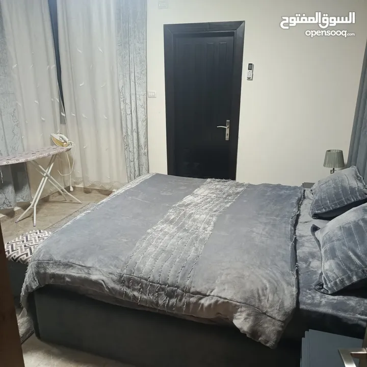 شقة فخمة مفروشة للايجار مع حديقة