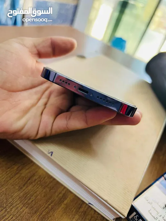 Iphone 14 pro max للبيع  الجهاز بحالة ممتازة معه الشاحن + 6 كڤرات ومركب عليه لزقة أصلية