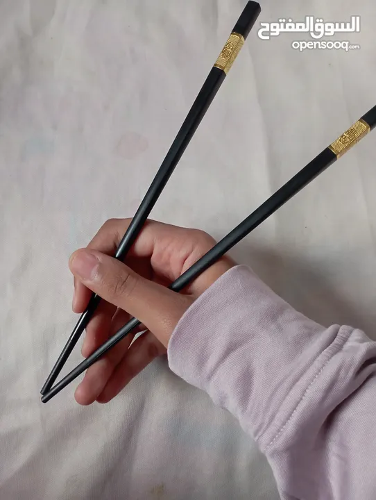 زوج اسود من اعواد تناول طعام (chopsticks)