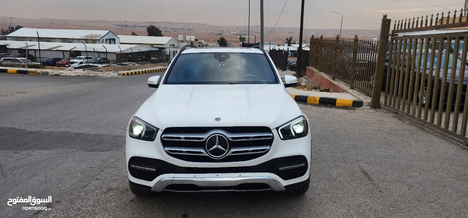 مرسيدس GLE 350- 4 MATIC موديل 2020  دفع رباعي  عاليه الإضافات  غير مجمركه لون ابيض والداخل اسود