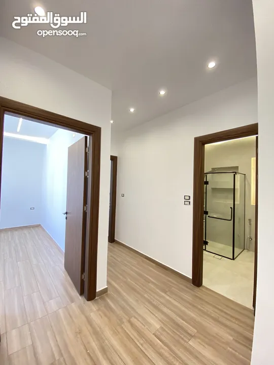 شقة مميزة اخير مع روف في اجمل مناطق قرية النخيل اجمل تشطيب واطلالة رائعة 240 داخلي و 90 تراس خارجي