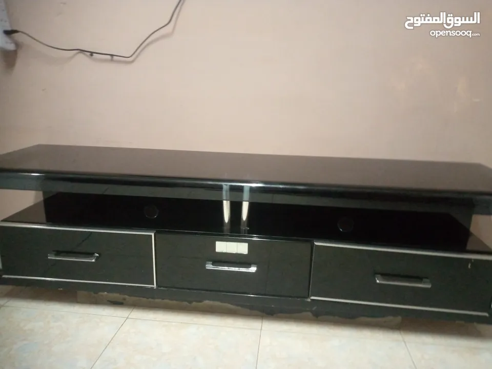طاوله شاشه للبيع  طاوله شاشه لامع الحاله جيده شبه جديده للبيع