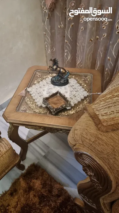 طقم كنب وطقم طاولات وسط وطقم طاولات سيرفس و برادي للبيع بسعر مغري جميع الاثاث تفصيل لا يوجد اي كسر