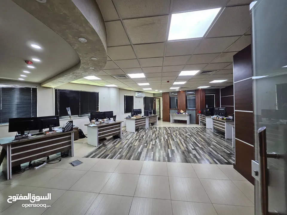 مكتب بمساحة 120م جاهز للإيجار - يقع ما بين الدوار الرابع و الشميساني و العبدلي