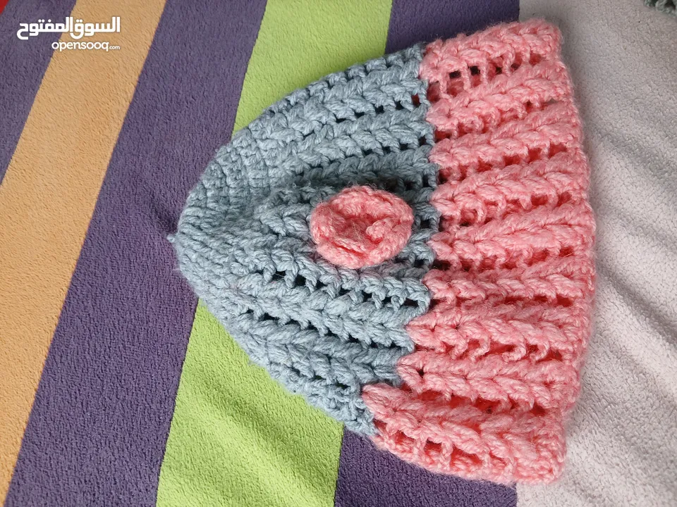 طقم كروشيه فاخر شغل يدوي 4 قطع: طاقية، جكيت قصير، فستان، كلكول.  لون سكني وزهري.