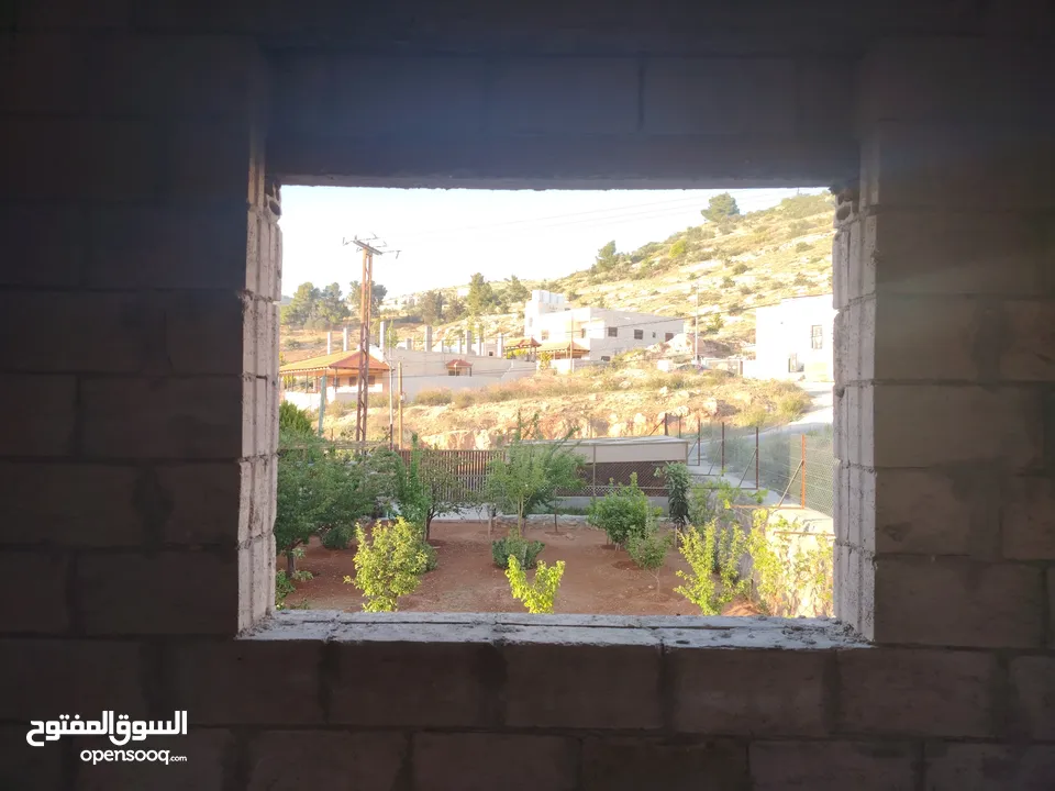 منزل عظم المغاريب واجهة حجر ثلاث طوابق