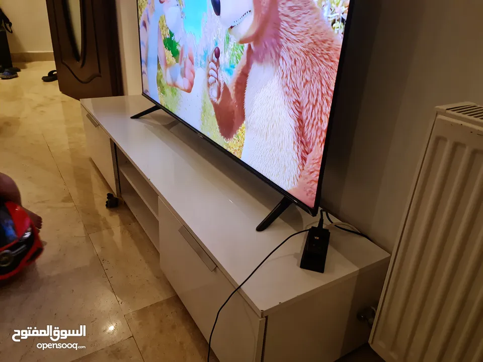 طاولة تلفاز لون ابيض بحالة ممتازه