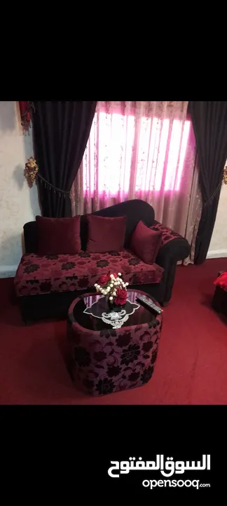 برداية تفصيل لون اسود وخمري واريكة تفصيل لون خمري واسود مع طاولة زجاج